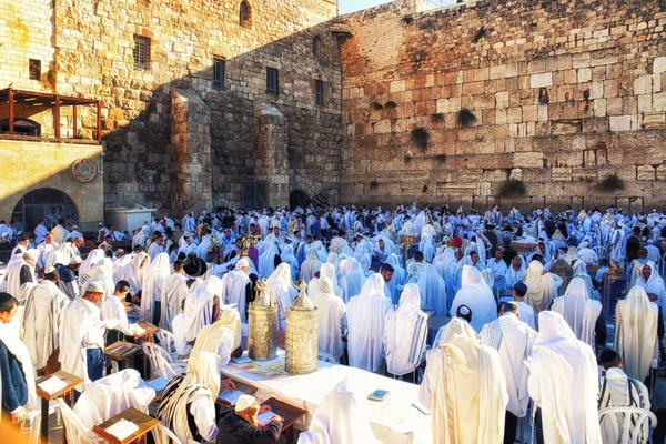 Jerusalem, Jewish prayers at Western Wall Plaza — Stock Photo, Image