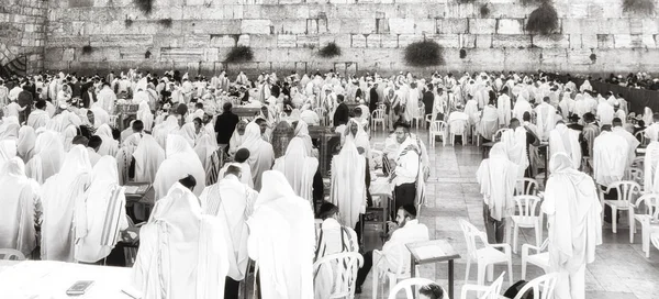 Jerusalem, Jewish prayers at Western Wall Plaza — Stock Photo, Image