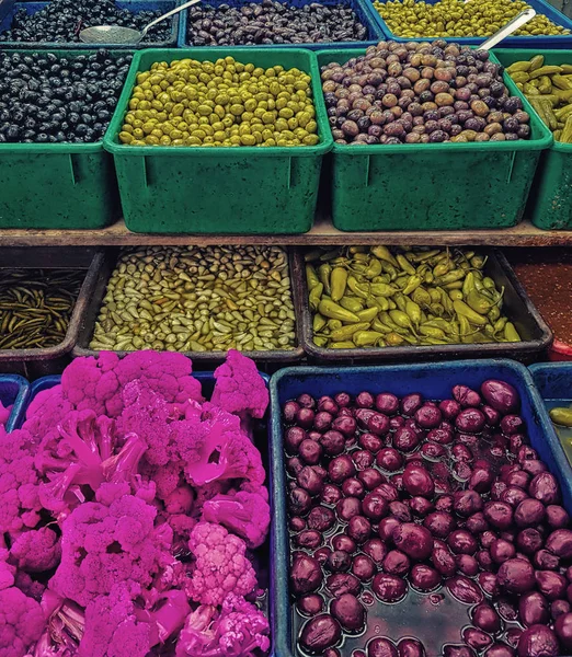 Venda de azeitonas e picles no mercado de Jerusalém em Israel . — Fotografia de Stock