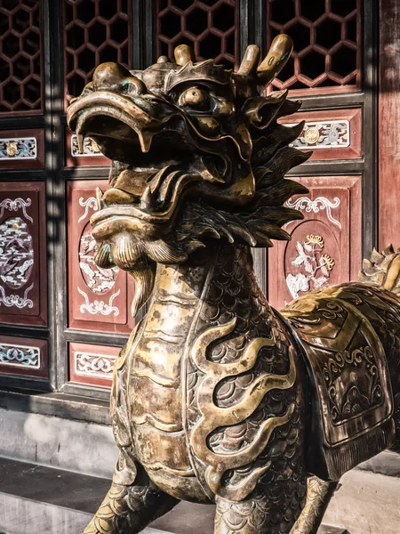 Escultura de dragón en el templo de Qingyang — Foto de Stock