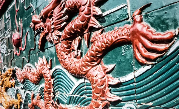 Sculpture colorée d'un dragon sur le mur du temple Zhaojue — Photo