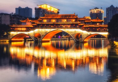 Geceleri Anshun Bridge'de Chengdu, Çin