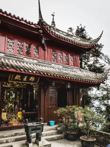 Templo budista na área montanhosa de Qingcheng perto de Chengdu — Fotografia de Stock