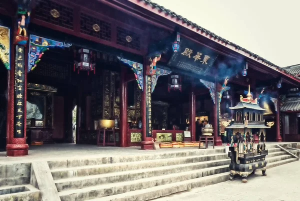 Templo budista na área montanhosa de Qingcheng perto de Chengdu — Fotografia de Stock