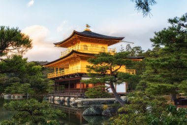 Kyoto'daki Kinkaku-ji Altın Tapınağı göle bakan 