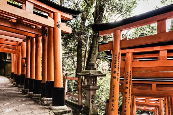Den röda torii gates gångvägen på fushimi inari taisha shrine i Ky — Stockfoto