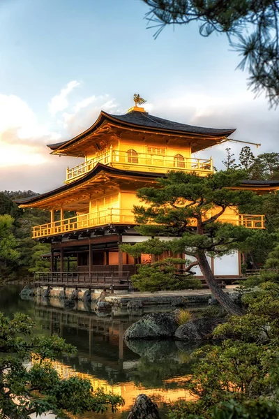 Kyoto'daki Kinkaku-ji Altın Tapınağı göle bakan 