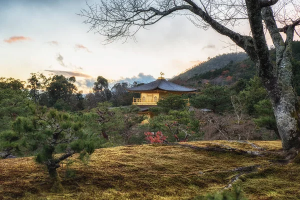 Kinkaku-Ji, a Golden Pavilion, a híres buddhista templom K — Stock Fotó