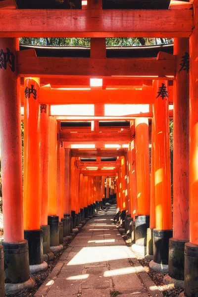 Den magnifika Torii Gates på Fushimi Inari Shrine — Stockfoto