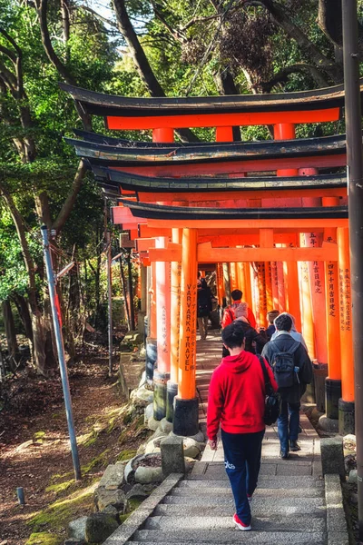 Turister på Fushimi Inari Shrine i Kyoto — Stockfoto