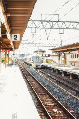 Jr tren Kyoto'da bir tren istasyonu platformuna gelen