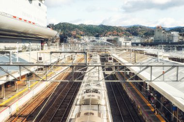 Jr tren Kyoto'da bir tren istasyonu platformuna gelen