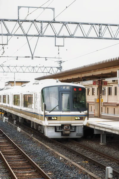Train JR arrivant à une plate-forme de gare à Kyoto — Photo