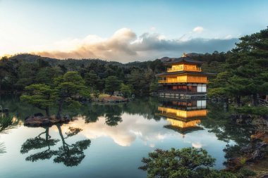 Kyoto'daki Kinkaku-ji Altın Tapınağı göle bakan 