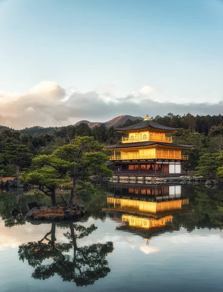 Kyoto'daki Kinkaku-ji Altın Tapınağı göle bakan 