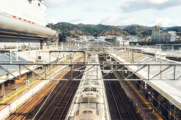 Jr tåget anländer till en järnvägsstation plattform i Kyoto — Stockfoto