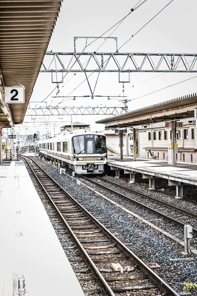 Train JR arrivant à une plate-forme de gare à Kyoto — Photo