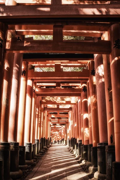 Fushimi Inari Taisha Schrein torii Tore in Kyoto, Japan. — Stockfoto