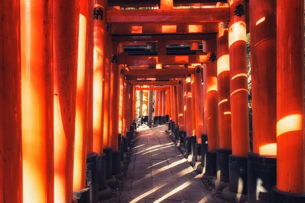 Fushimi inari taisha heiligdom torii poorten in kyoto, japan. — Stockfoto