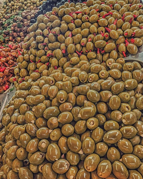 Hromada kořeněných oliv — Stock fotografie