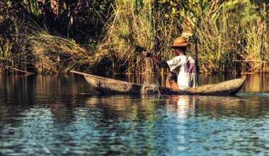 Yerel balıkçı çalışıyor