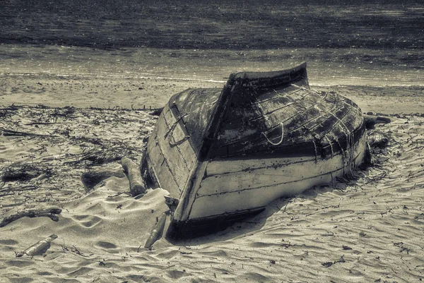 Fishing boat on the beach — Stock Photo, Image