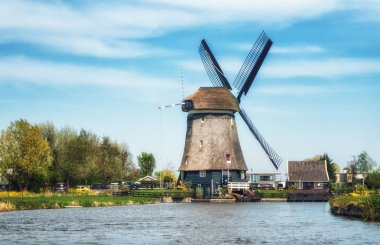 Bir kanaldan görüldüğü gibi Hollanda Yel Değirmeni