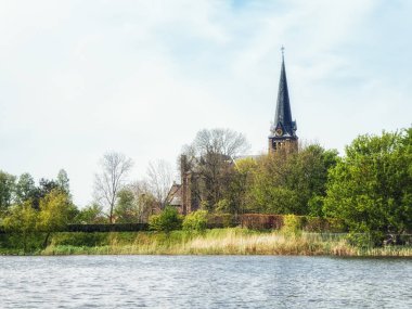 Hollanda 'nın kuzeyinin rüzgârlı ve tipik Hollanda manzarası