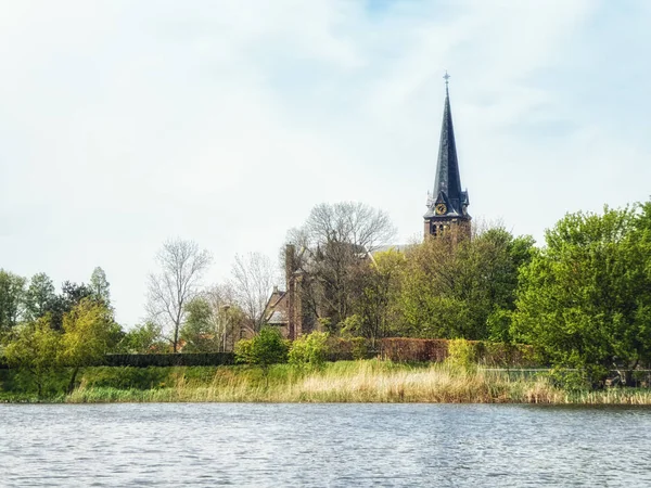 Hollanda 'nın kuzeyinin rüzgârlı ve tipik Hollanda manzarası
