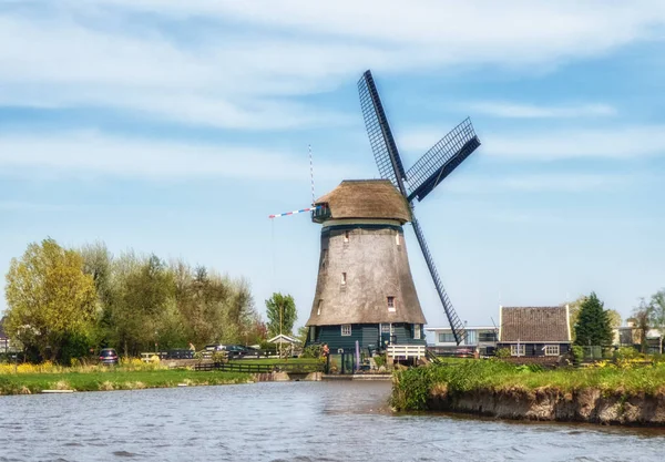 Bir kanaldan görüldüğü gibi Hollanda Yel Değirmeni