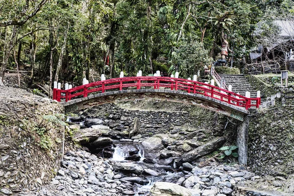 Röda bron korsar en regnskog — Stockfoto