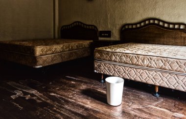Terk edilmiş bir bu yatak bir çift ile bir odanın Iç görünümü