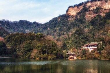 Dujiangyan 'daki Qingcheng Dağı' ndaki Yuecheng Gölü.