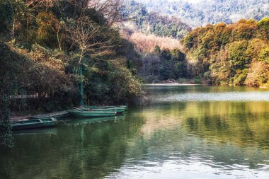 Dujiangyan 'daki Qingcheng Dağı' ndaki Yuecheng Gölü.