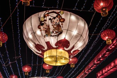 Çin Yeni Ye kutlayan Fener Festivali'nde renkli fenerler