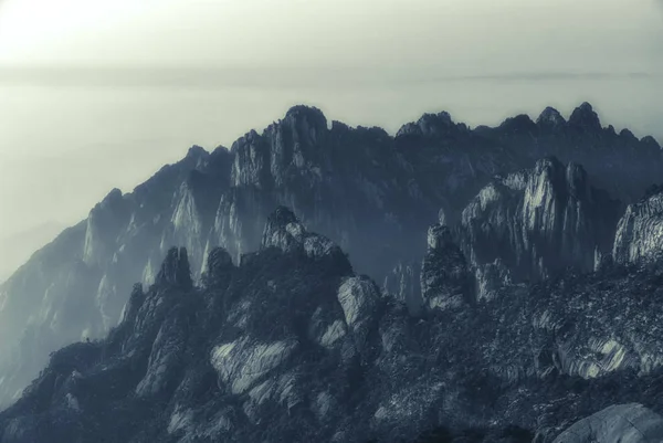 Paisajes de montaña Huangshan en la provincia de Anhui, China — Foto de Stock