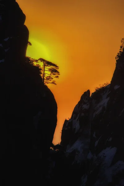 Захід сонця в горах Хуаншань — стокове фото