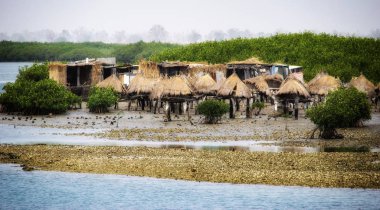 Senegal, Joal Fadiouth, Yığınlar üzerinde antik darı çatı katı.