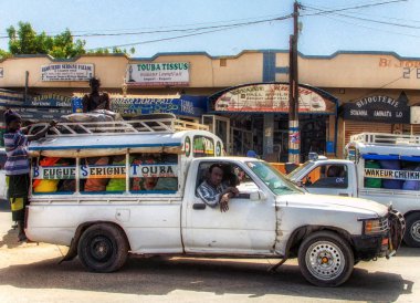 Ortak kamu transpor olarak renkli boyalı yerel taksi otobüsü veya minibüs