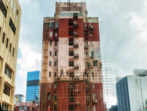 Bouw van een steiger met bamboe in hong kong — Stockfoto