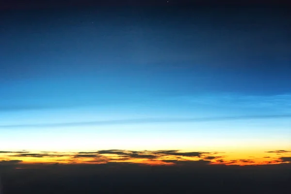 Au-dessus des nuages au lever du soleil — Photo