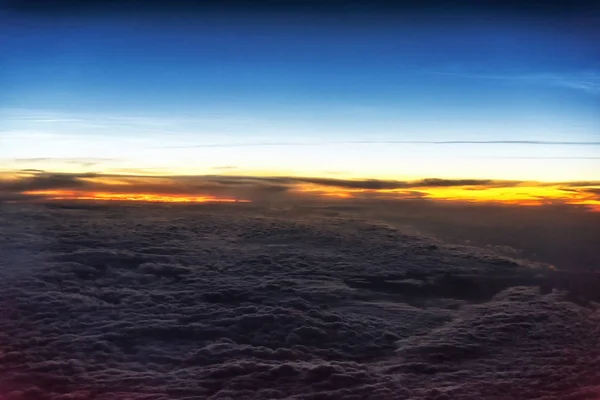 Acima das nuvens ao nascer do sol — Fotografia de Stock