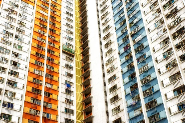 Kleurrijke gevel van openbare appartementsblok in Hong Kong — Stockfoto