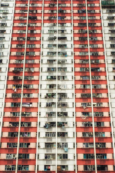Kleurrijke gevel van openbare appartementsblok in Hong Kong — Stockfoto