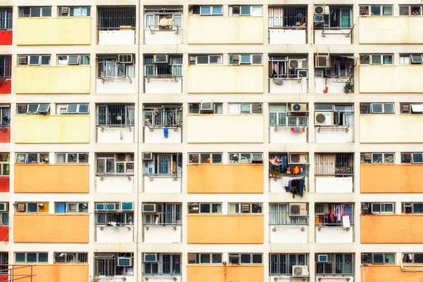 Openbare huisvesting in Hong Kong met kleurrijk schilderij — Stockfoto