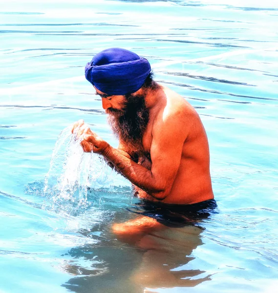 Sikh věřící, místní muž, který se koupal v bazénu ve zlatém chrámu — Stock fotografie