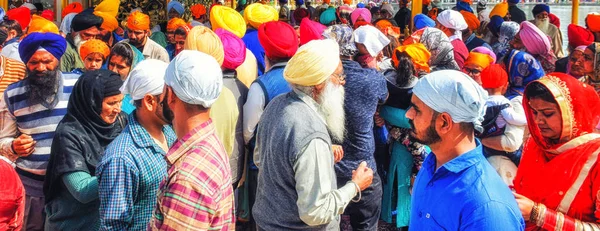 Poutníci jdou do zlatého chrámu v Amritsaru, státu Punjab, indi — Stock fotografie