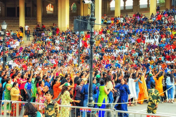 Espectadores en la ceremonia fronteriza diaria India-Pakistán de loweri — Foto de Stock