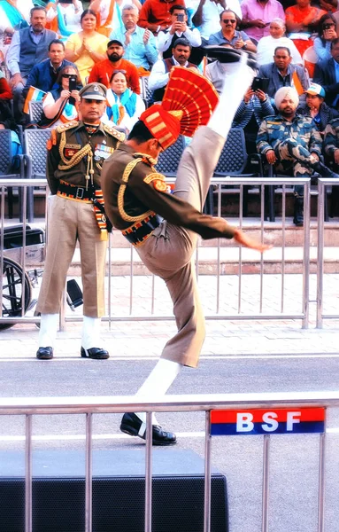 La marcha de los guardias paquistaníes e indios en uniforme nacional en — Foto de Stock