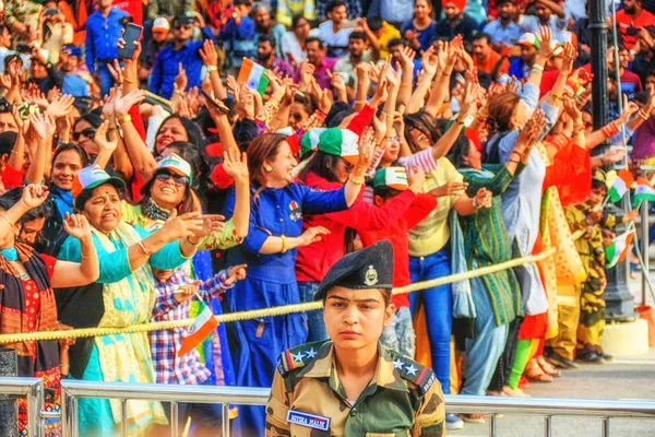 Espectadores en la ceremonia fronteriza diaria India-Pakistán de loweri — Foto de Stock